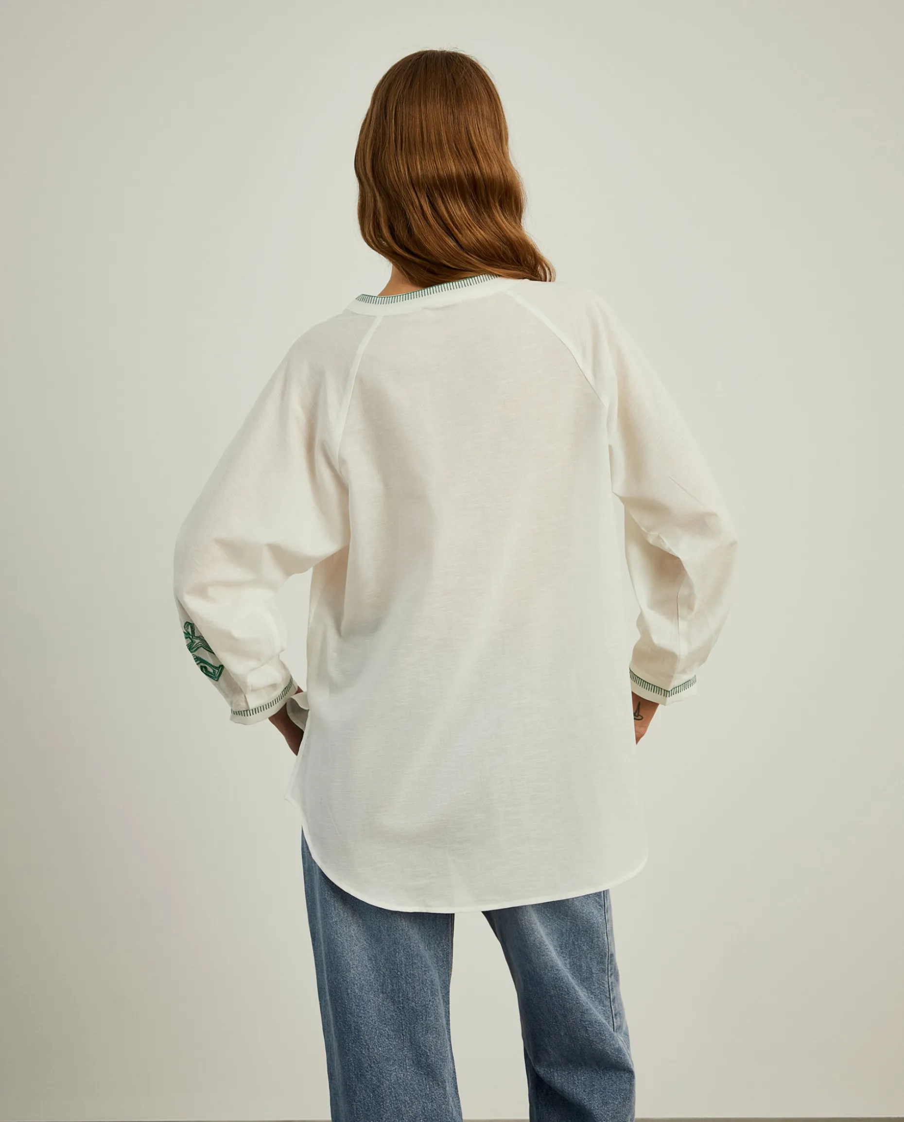 Blusa decote em V com bordado|LION OF PORCHES New