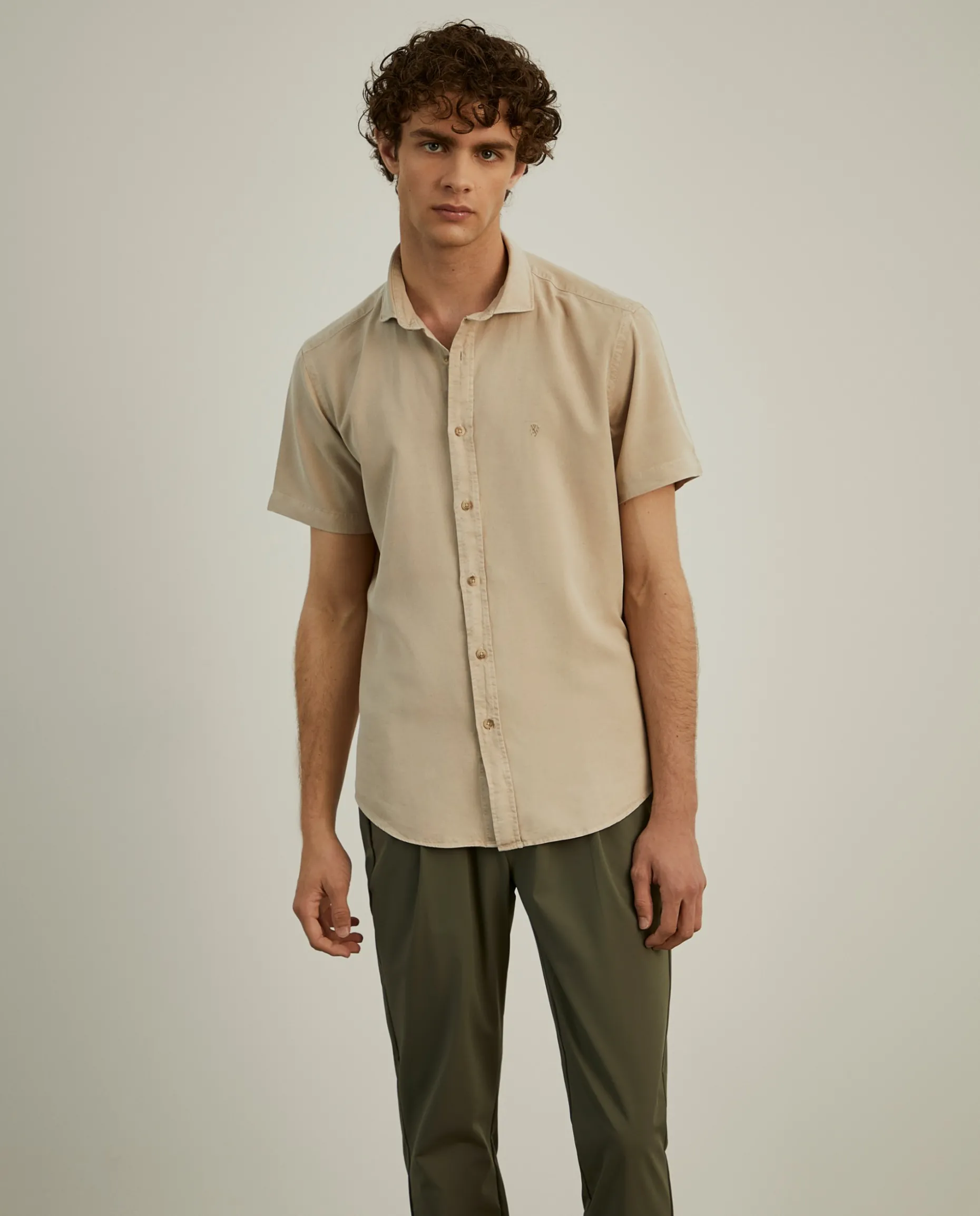 Camisa slim fit de manga curta|LION OF PORCHES Online
