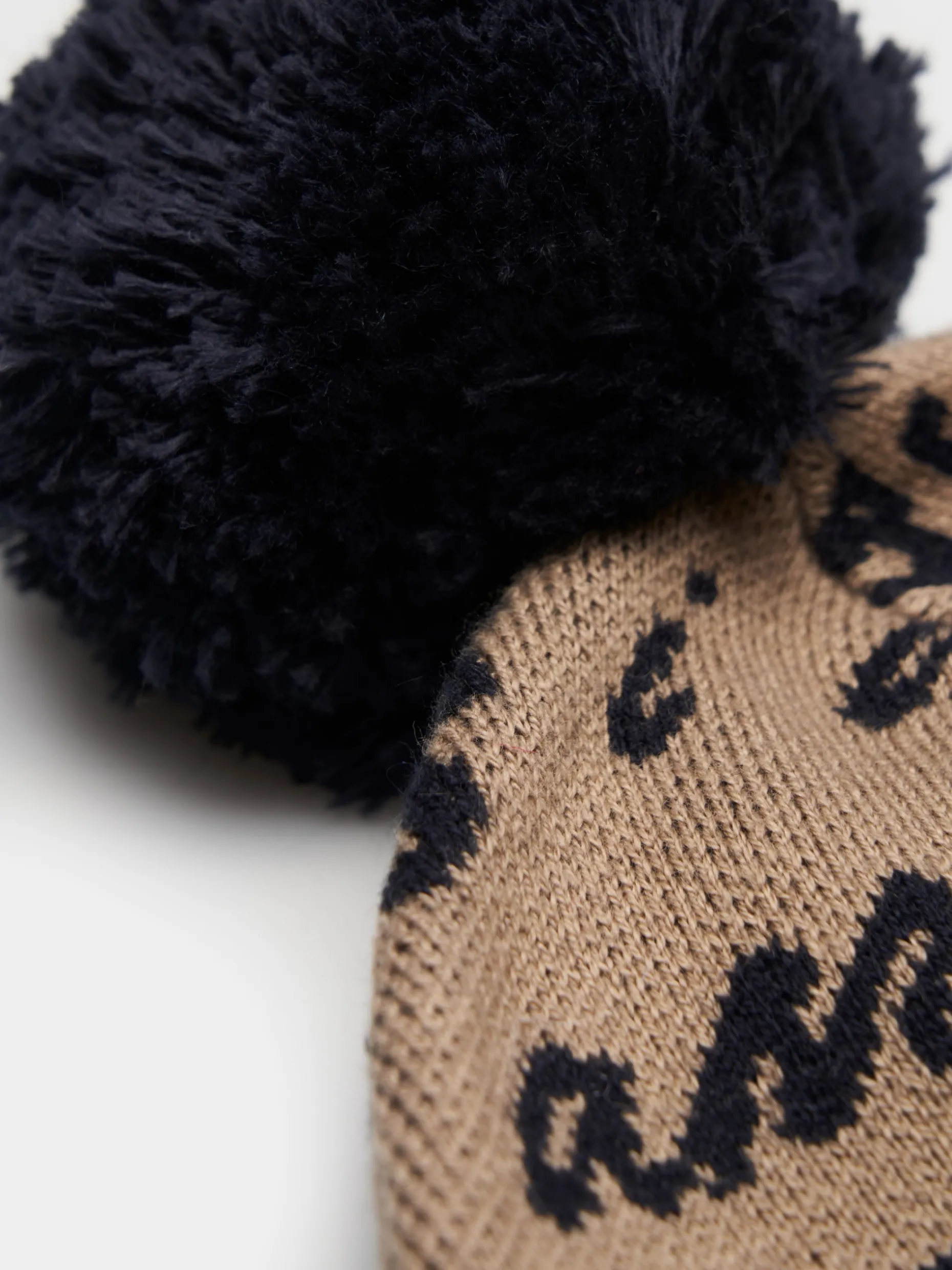 Gorro com pompom e branding all over|LION OF PORCHES Shop